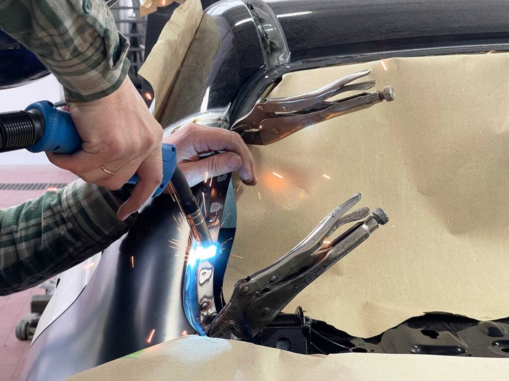 Schweissarbeiten in der "Karosserie-Lackierwerkstatt Stadelhofer" in Konstanz