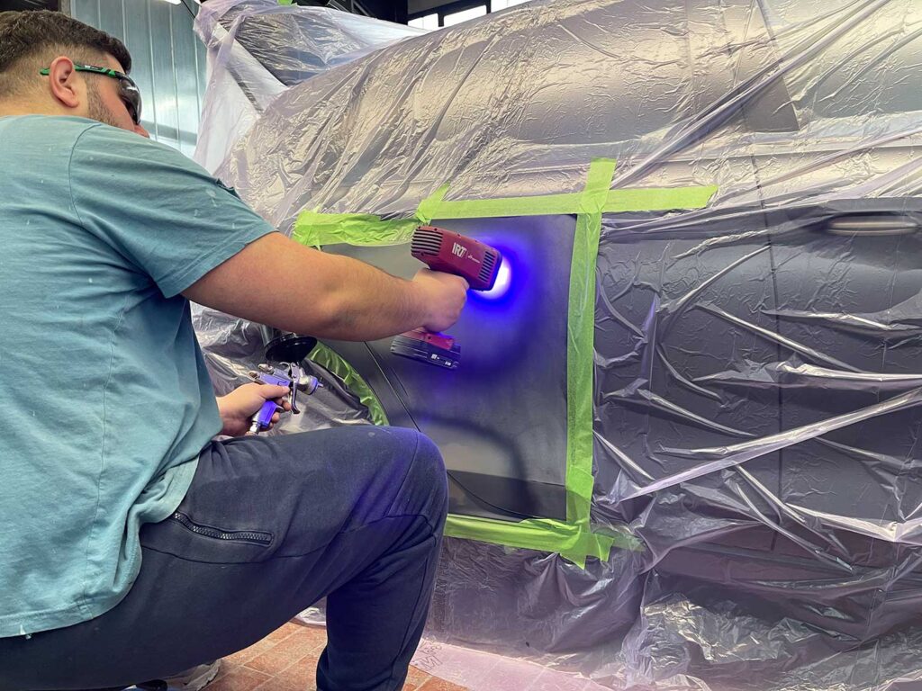 Schleifarbeiten in der "Karosserie-Lackierwerkstatt Stadelhofer" in Konstanz