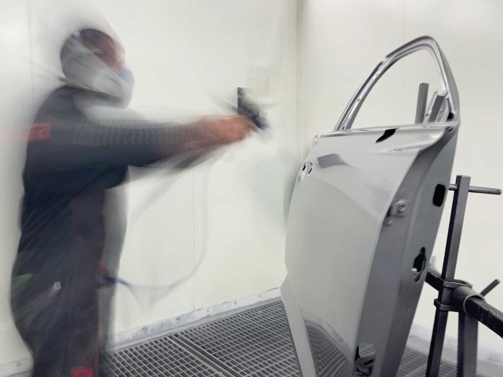 Lackierarbeiten in der "Karosserie-Lackierwerkstatt Stadelhofer" in Konstanz