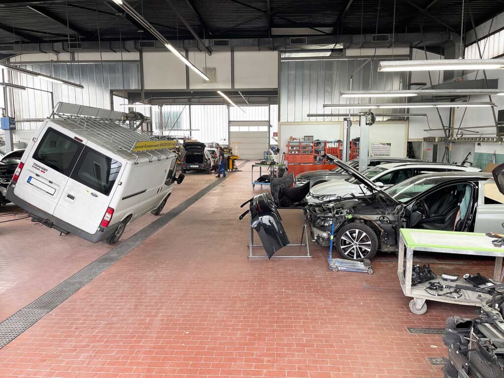 Innenansicjht auf die "Karosserie-Lackierwerkstatt Stadelhofer" in Konstanz