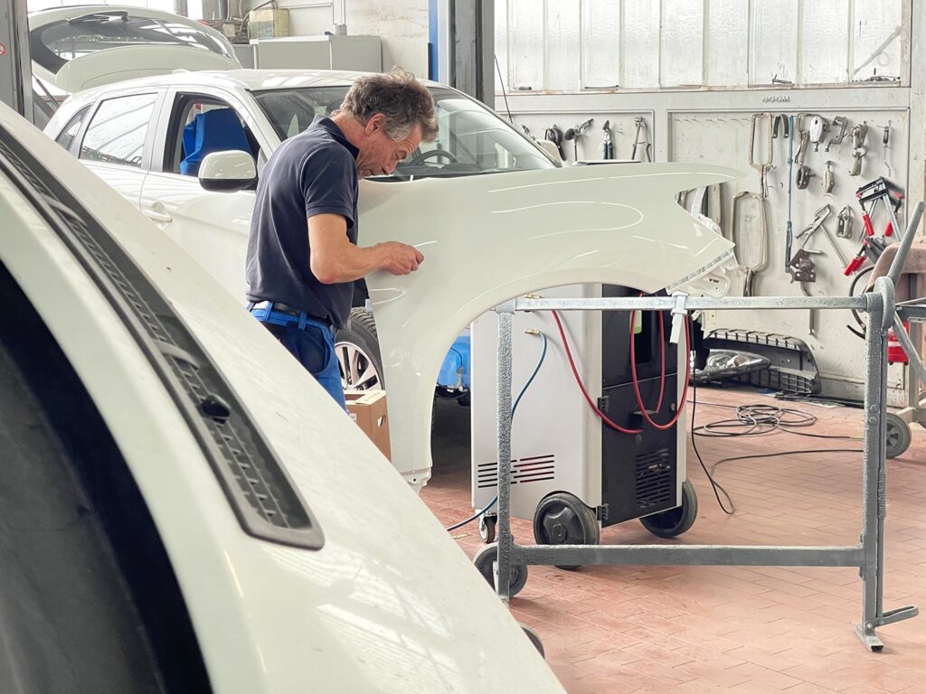 Karosseriearbeiten in der "Karosserie-Lackierwerkstatt Stadelhofer" in Konstanz