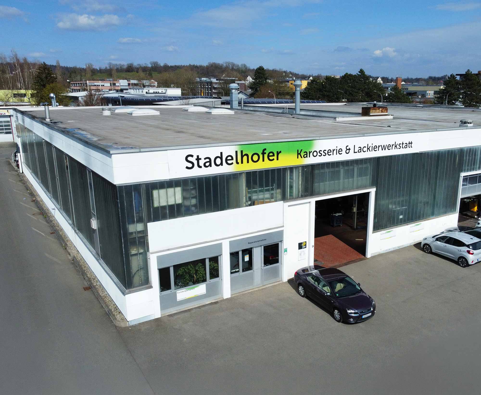Drohnenansicht auf die Firma "Karosserie-Lackierwerkstatt Stadelhofer" in Konstanz im April 2026